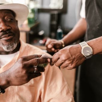 Client offering a tip to a cosmetologits